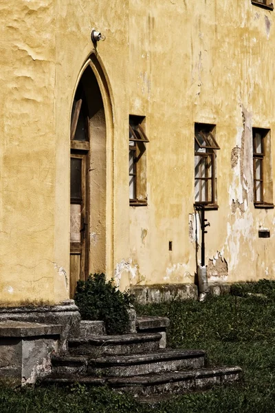 黄色の放棄されたドア — ストック写真