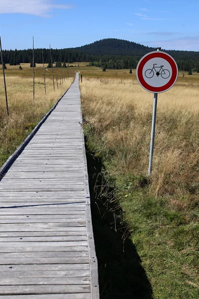 Houten pad met neen-fiets teken — Stockfoto