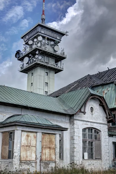 Torre moderna vicino alla vecchia casa — Foto Stock