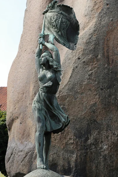 Скульптура дамы с флагом — стоковое фото