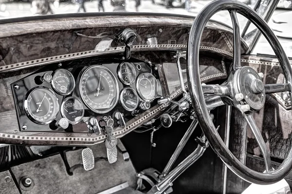 Tablero de instrumentos de coche clásico —  Fotos de Stock