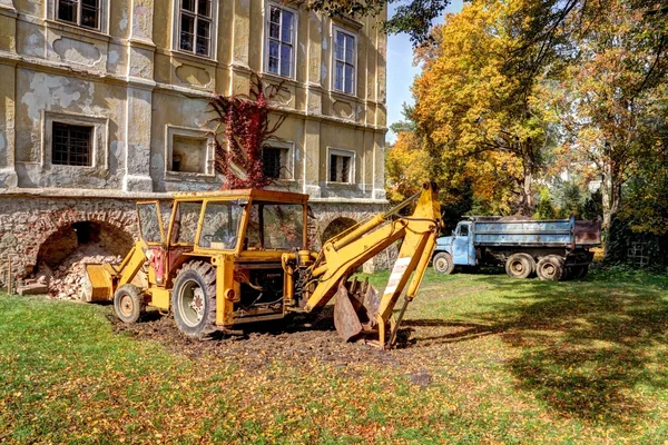 Vieille excavatrice près du château — Photo