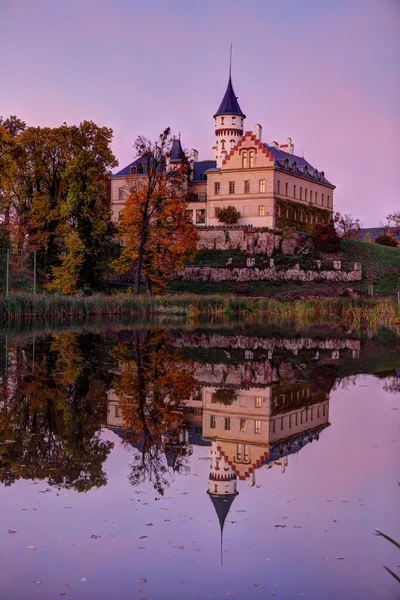 Violet kvällen castle — Stockfoto