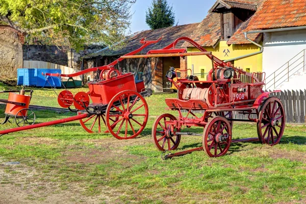 Motores de bomberos históricos —  Fotos de Stock