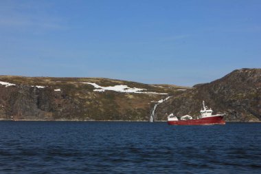 Deniz kıyısında bir gemi