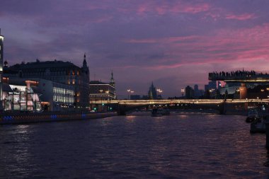 İyi akşamlar Moskova. Nehirde gün batımı.