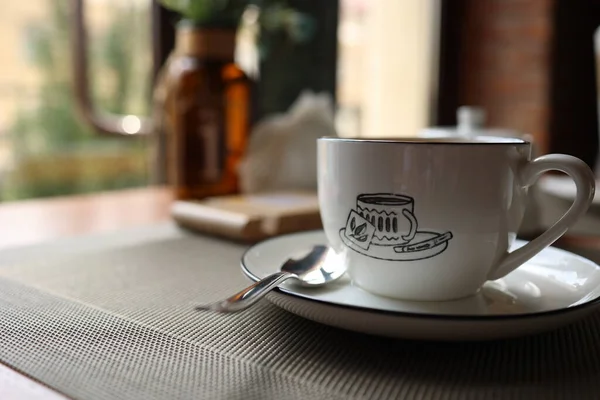 Tazza Caffè Bianco Sul Tavolo Vicino Alla Finestra — Foto Stock