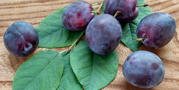 Ciruelas Maduras Con Hojas Verdes Encuentran Una Tabla Madera Mesa — Foto de Stock