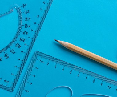 cetvel, üçgen, kalem, silgi, mavi kağıda uzan, çizim için aksesuarlar 