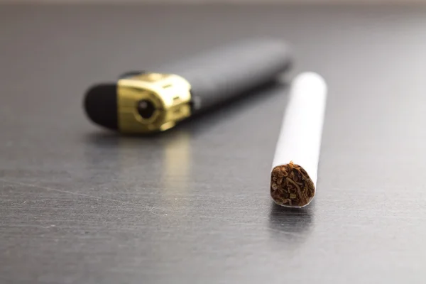 Eine Sigarette und ein Feuerzeug — Stockfoto