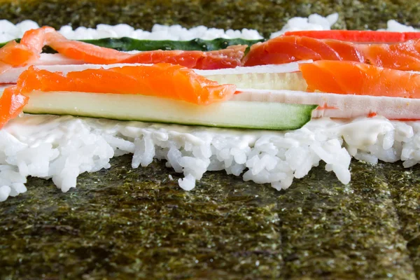 Matlagning sushi rullar — Stockfoto