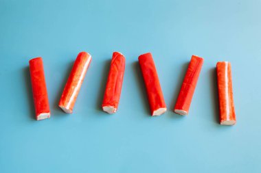 Mavi arkaplandaki yengeç çubukları yakın plan