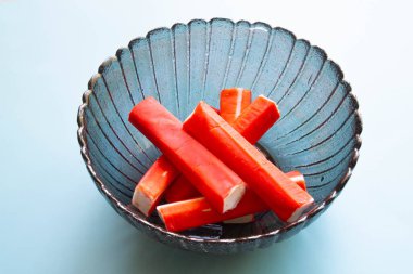 Mavi arkaplandaki yengeç kalıpları yakın plan