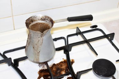 Fırında Türk kahvesi demliyorum.