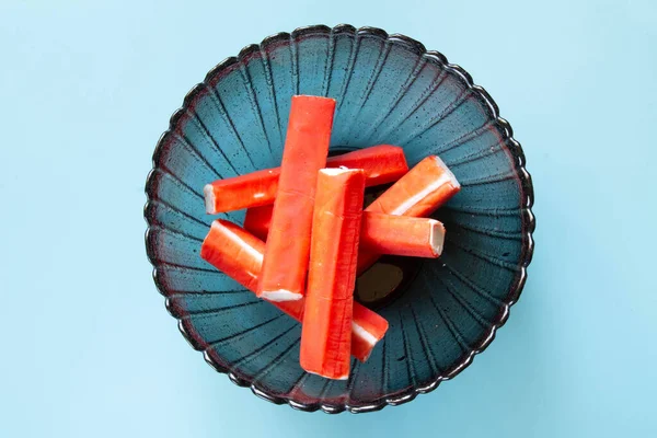 Palitos Cangrejo Plato Sobre Fondo Azul — Foto de Stock