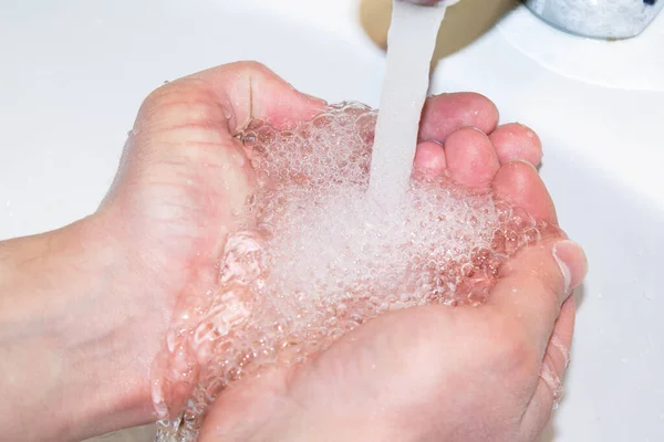 Tvätta Händerna Vattenkranen — Stockfoto