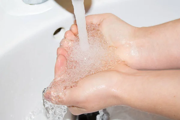 Lavar Mãos Sob Torneira Água — Fotografia de Stock