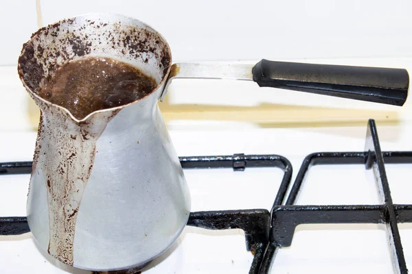 Fırında Türk kahvesi demliyorum.