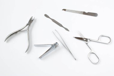 Beyaz arkaplanda manikür araçları kapat