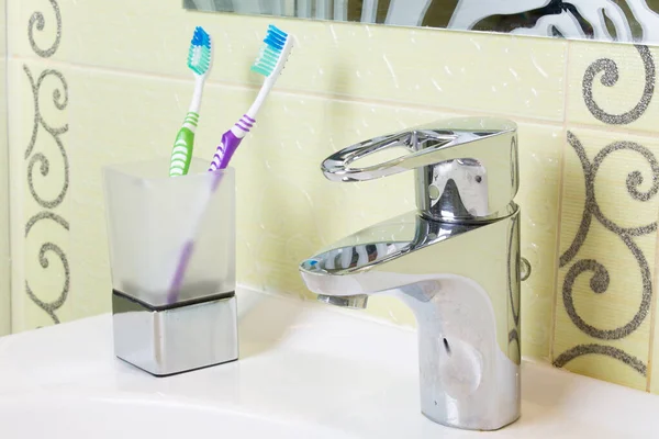 Escovas Dentes Lavatório Perto — Fotografia de Stock