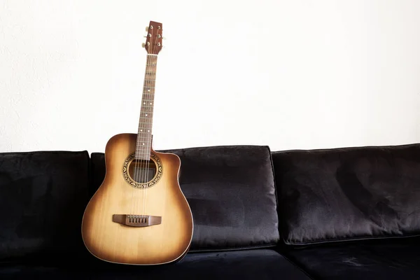 Guitarra Acústica Sofá —  Fotos de Stock