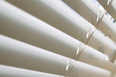 Kapalı beyaz Venedik güneşlikler