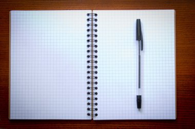 Açık not defteri ve kalem