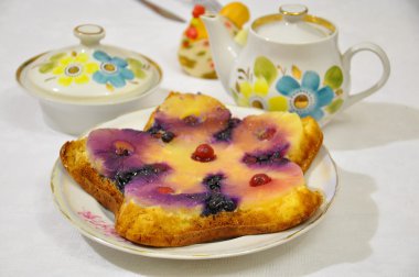 Frenk üzümü ve ananaslı turta.