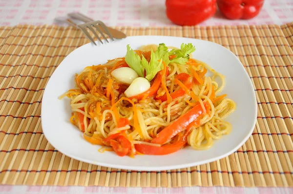 Spaghetti con verdure in salsa orientale — Foto Stock