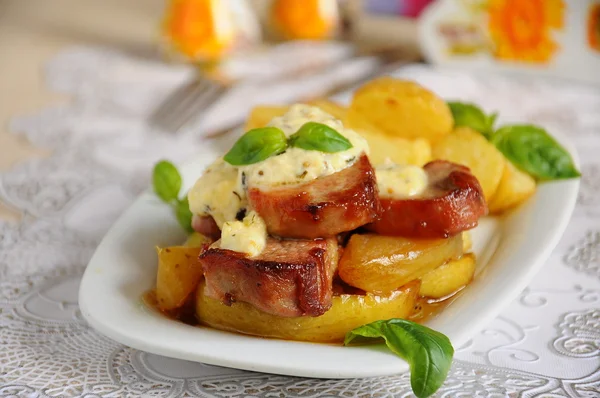 Patates ve soslu dana eti.