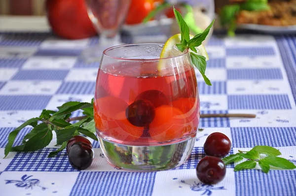 Cold tea with cherry and mint — Stock Photo, Image