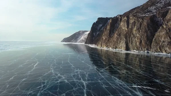Zimní Atmosféra Zamrzlé Jezero Hora Modrá Obloha Mraky — Stock fotografie