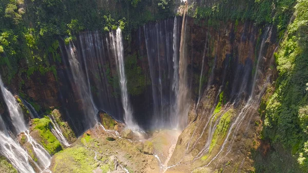 Viele Wasserfälle Wasser Fällt Von Einer Steilen Klippe Grün Weiß — Stockfoto