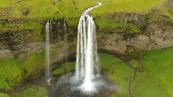 美しい熱帯の滝 水は大きな高さ 川から落ちる — ストック写真