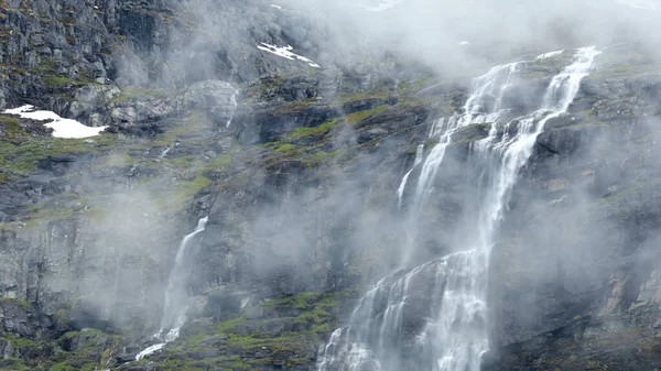 Cascade Flanc Montagne Rochers Nuages Brouillard Neige — Photo