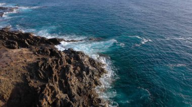 Rocky sahili, turkuaz su, dalgalar, deniz, okyanus, stok fotoğrafı