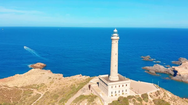 Faro Alta Mar Océano Barco Cielo Azul Fotos de stock libres de derechos