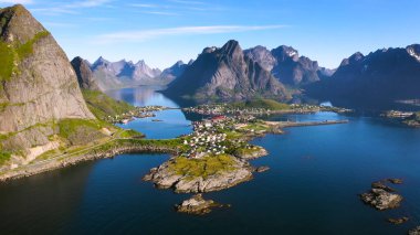 Dağların arasındaki adalardaki köy, güzel, su, gökyüzü, yaz