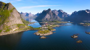 Dağların arasındaki adalardaki köy, güzel, su, gökyüzü, yaz