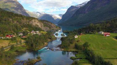 Nehir dağların arasından akar ve daralır, köprü, temiz su, evler