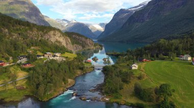 Nehir dağların arasından akar ve daralır, köprü, temiz su, evler