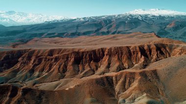 plato, ve arka planda dağın zirvesi.