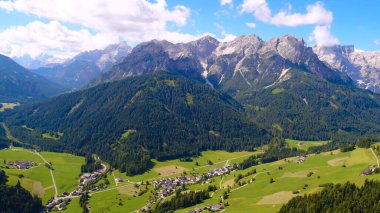 Dağın eteğindeki köy, ağaçlar, orman, gökyüzü, bulutlar