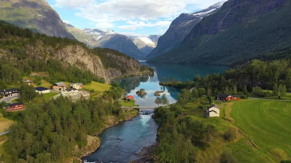 River Flows Mountains Narrows Bridge Clear Water Houses — Stock Photo, Image