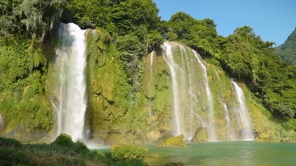 Viele Wasserfälle Viel Grün Schönheit Sommer — Stockfoto