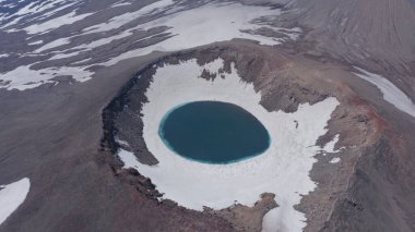 Bir volkanın ağzında oluşan göl, zirve, kar, güzellik