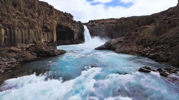 Rio Áspero Fundo Uma Cachoeira Montanhas Bonito Perspectiva Excelente Foto — Fotografia de Stock