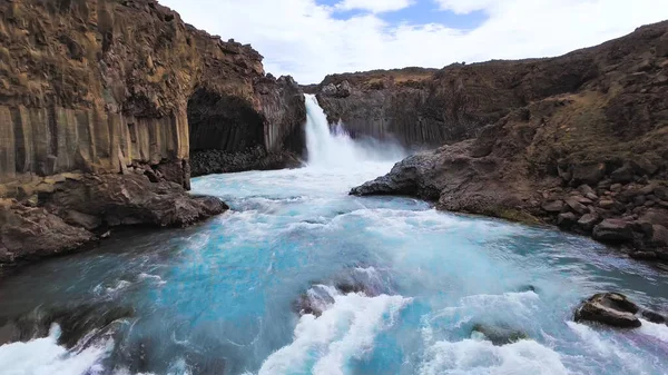 Rauer Fluss Hintergrund Ein Wasserfall Und Berge Schöne Hervorragende Perspektive — Stockfoto