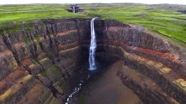 Ein Majestätischer Wasserfall Eine Fernsicht Aus Der Vogelperspektive — Stockfoto