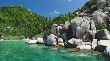 Deniz, palmiye ağaçları, kum, büyük taşlar, Tayland